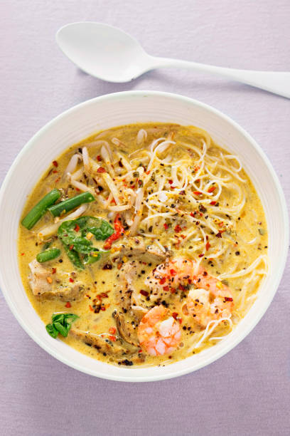 istock Grilled chicken & king prawn laksa 993789110