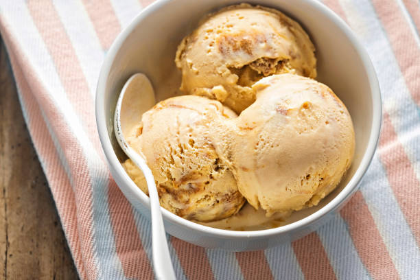 lody dulce de leche - scoop ice cream frozen cold zdjęcia i obrazy z banku zdjęć