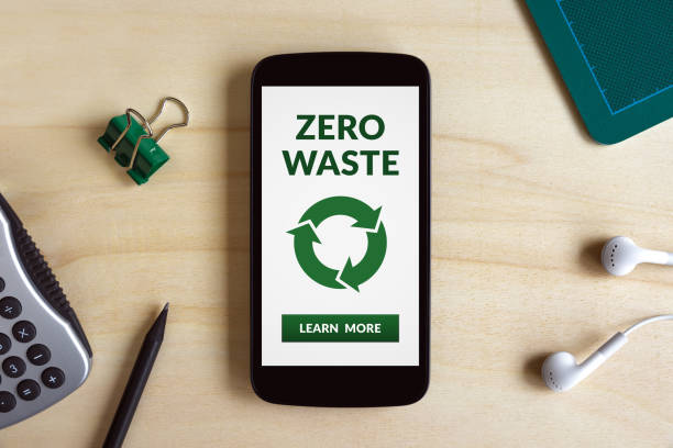 koncepcja zero waste na ekranie smartfona na drewnianym biurku - recycling symbol audio zdjęcia i obrazy z banku zdjęć