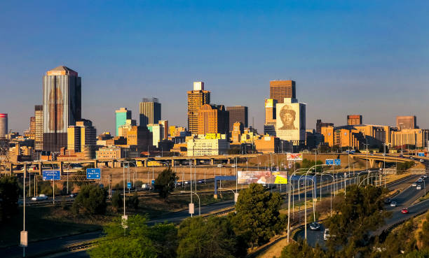 johannesburg central business district buildings and roads - developing countries urban scene outdoors horizontal imagens e fotografias de stock