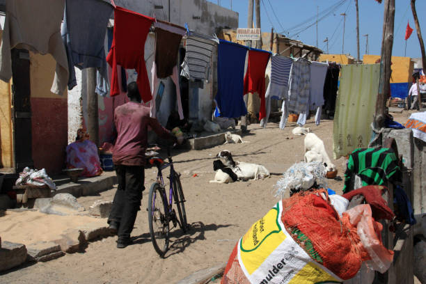 roupa a secar em uma linha de lavagem em frente as casas das pessoas em saint-louis-du-sénégal - senegal flag dirty africa - fotografias e filmes do acervo