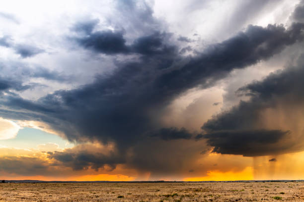 istock Time lapse of tornadic supercell over Tornado Alley at sunset 993955336