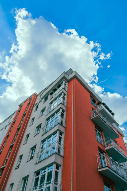 背景に建物のファサードの青い空白い雲。不動産 - apartment sky housing project building exterior ストックフォトと画像