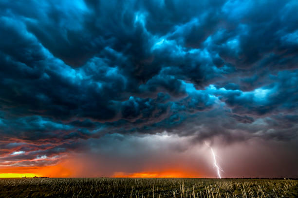 istock Large lightning strike at dusk on Tornado Alley 993957510
