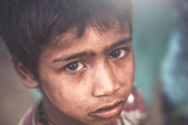 un ritratto di un povero bambino indiano - brown boy foto e immagini stock