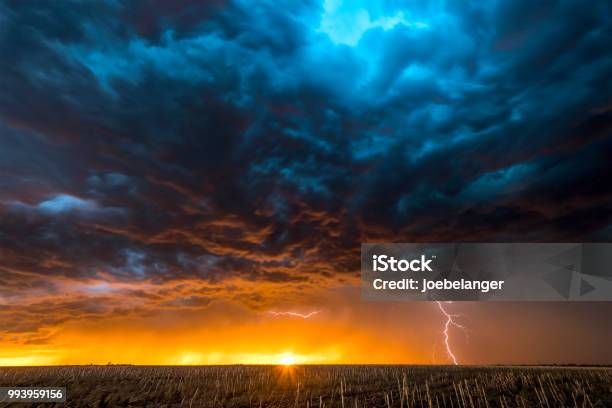 Grote Blikseminslag In De Schemering Op Tornado Alley Stockfoto en meer beelden van Lucht