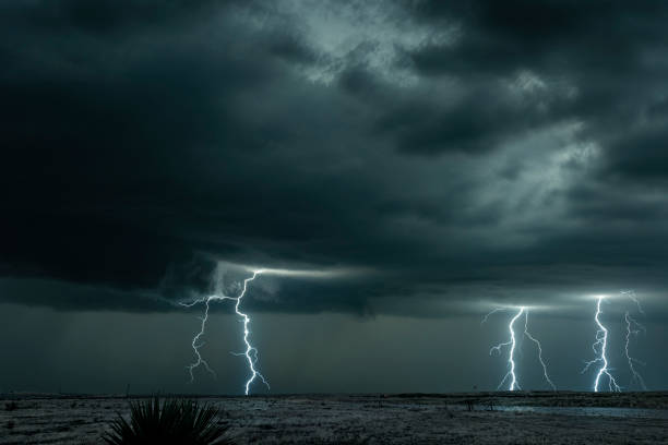 Lightning storm over field in Oklahoma A mezocyclone lightning storm with dark clouds forming over the plains in Tornado Alley, Oklahoma at night storm cloud sky dramatic sky cloud stock pictures, royalty-free photos & images