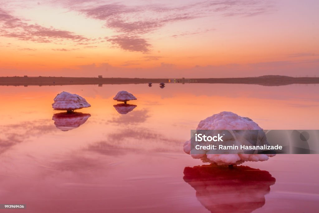 Le lac Pink dans la Masazir. Bakou, Azerbaïdjan. - Photo de Azerbaïdjan libre de droits