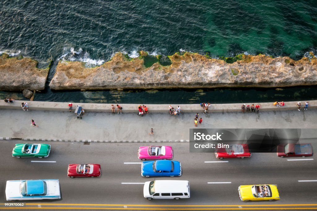 Große Gruppe von amerikanischen Oldtimern Beschleunigung entlang des Malecon in Havanna, Luftbild - Lizenzfrei Kuba Stock-Foto