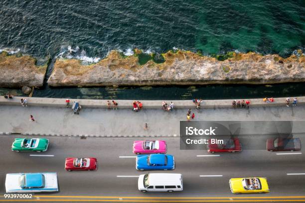 Große Gruppe Von Amerikanischen Oldtimern Beschleunigung Entlang Des Malecon In Havanna Luftbild Stockfoto und mehr Bilder von Kuba