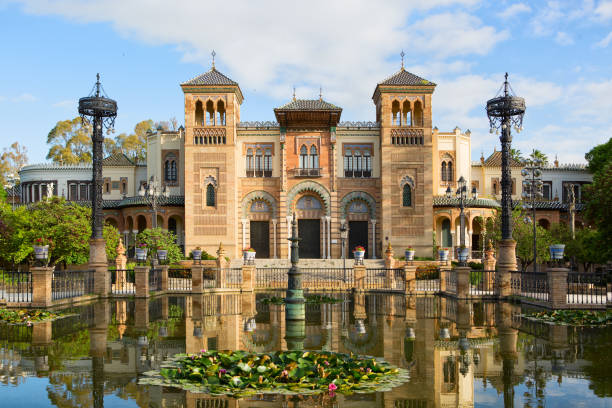 plaza de américa da manhã ensolarada, parque de maria luisa, sevilha, andaluzia, espanha. - museum of arts and traditions - fotografias e filmes do acervo