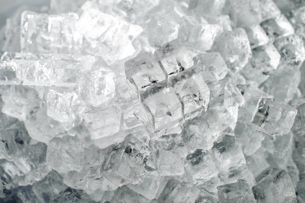 sfondo strutturato di un piccolo cubetto di ghiaccio - ice machine foto e immagini stock