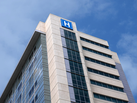 Edificio con gran cartel de H para el hospital photo