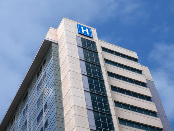 Edifício com grande sinal H para hospital - foto de acervo