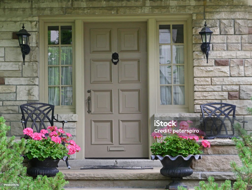 Eingangstür des Hauses mit Blumentopf - Lizenzfrei Haustür Stock-Foto