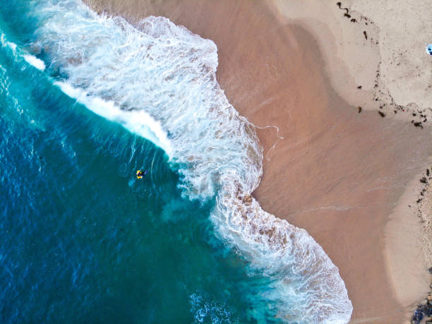 カリフォルニアのニューポートビーチ空中映像上からウェッジ サーファー - surfing california surf beach ストックフォトと画像