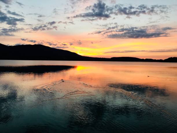 호수에서 아름 다운 일몰입니다. - tegernsee lake tegernsee lake mountain 뉴스 사진 이미지