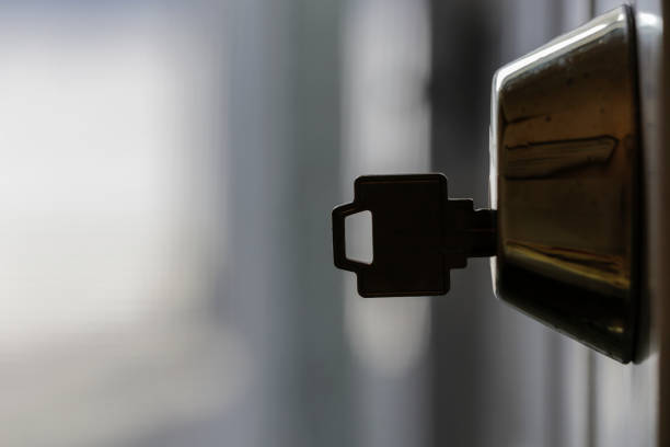 une clé dans une serrure morts "bold" - keyhole lock door antique photos et images de collection