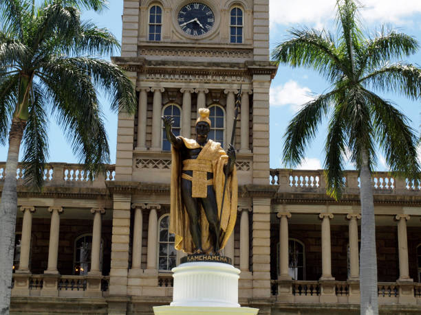 statue of king kamehameha in downtown honolulu - conquerer imagens e fotografias de stock