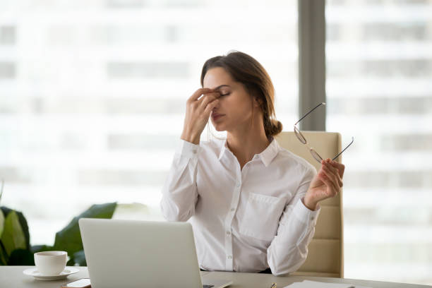 vermoeid zakenvrouw opstijgen glazen moe van computer werk - moe stockfoto's en -beelden