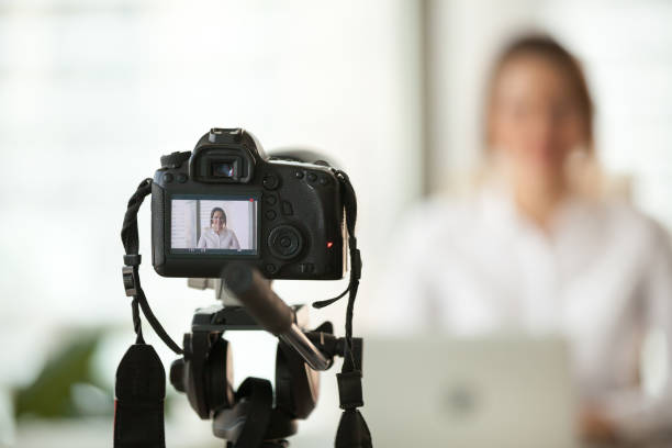cámara digital dslr profesional película vlog de negocio mujer vlogger - vlogging fotos fotografías e imágenes de stock