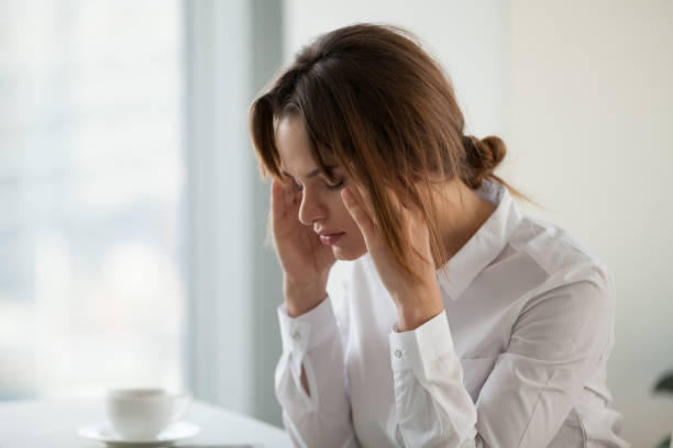 fatigué femme épuisée sentiment fort mal de tête au travail touchant des temples - hormone photos et images de collection