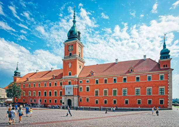 personas en el castillo real en la plaza del castillo en varsovia - warsaw old town square fotografías e imágenes de stock