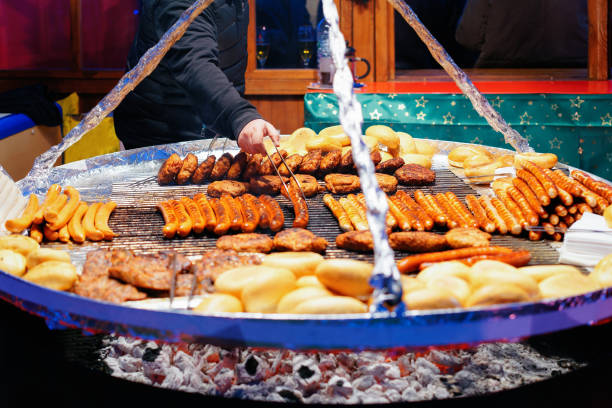 gegrillte würstchen auf nacht-weihnachtsmarkt am rathaus berlin - berlin alexanderplatz stock-fotos und bilder