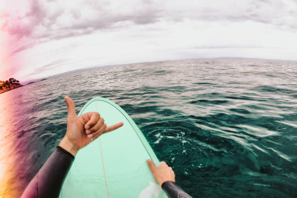 au repos sur ma planche de surf - exercising wetsuit people expressing positivity photos et images de collection