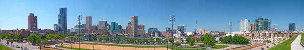 vista panorâmica de inner harbor de baltimore maryland waterfront skyline de federal hill - baltimore maryland inner harbor skyline - fotografias e filmes do acervo