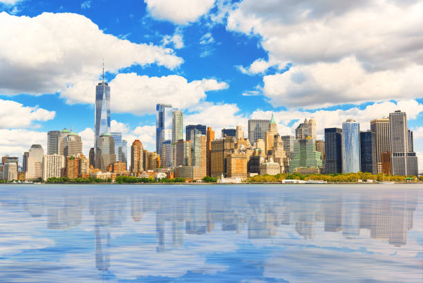 вид из воды, из гудзонова залива в нижний манхэттен. нью-йорк. - downtown manhattan фотографии стоковые фото и изображения