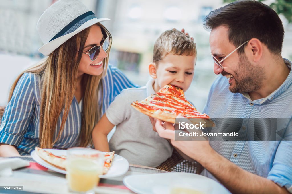 Happy family photos, manger dans un restaurant - Photo de Famille libre de droits