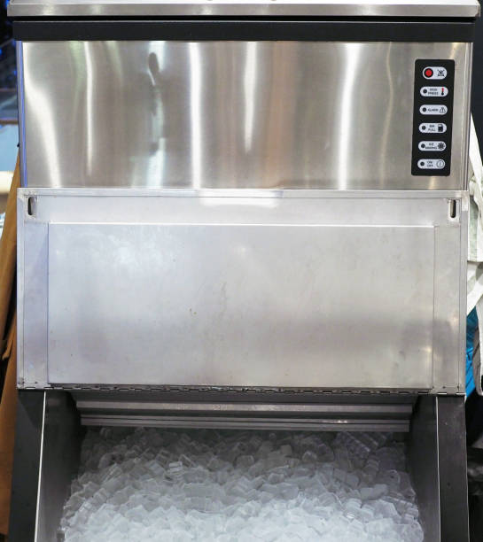 una macchina per la produzione del ghiaccio che si trova nel ristorante moderno. - ice machine foto e immagini stock
