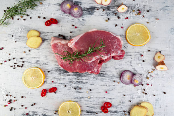 carne de porco crua com ingrediente do tempero - sirloin steak top sirloin onion food state - fotografias e filmes do acervo