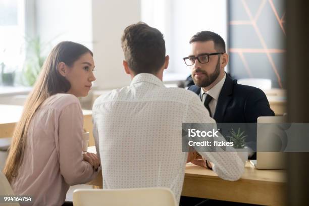 Makler Kunden Zuzuhören Während Der Bürositzung Oder Beratung Stockfoto und mehr Bilder von Anwalt