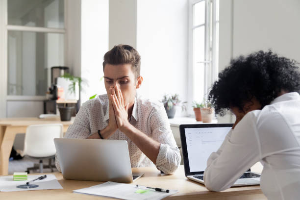 gestresste mitarbeiter lesen firma konkurs nachrichten online - unemployment fear depression women stock-fotos und bilder