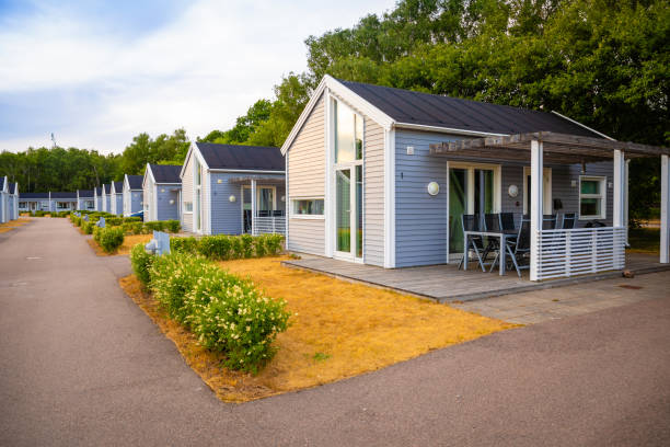 groupe de cabines de camping gris similaires dans la petite ville suédoise raa - red cottage small house photos et images de collection