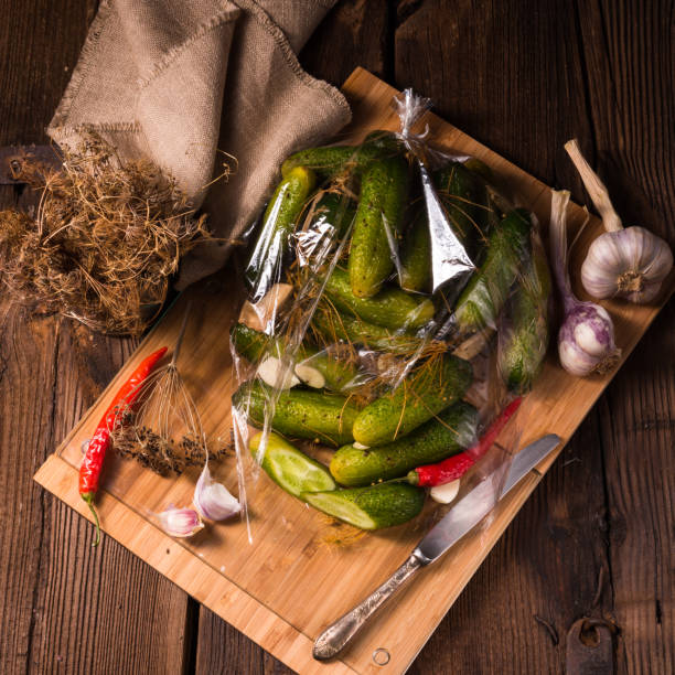 concombres sels brièvement stockés - horseradish homemade eating food and drink photos et images de collection