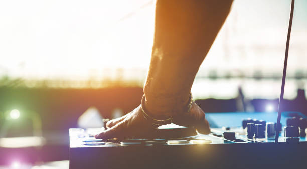 Dj mixing music outdoor at beach boat party festival - Summer nightlife view of disco club at sunset - Focus on hand - Fun, millennials generation, youth lifestyle,entertainment and fest concept música de mezcla de dj al aire libre en el festival fiesta del bote del playa - vista nocturna de la discoteca de verano al atardecer - centrarse en mano - diversión, generación de los millennials, estilo de vida de jóvenes, entretenimiento y concepto