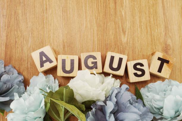 cubo de madera alfabeto agosto carta con copia de espacio en la decoración de flores y fondo de madera - agosto fotografías e imágenes de stock