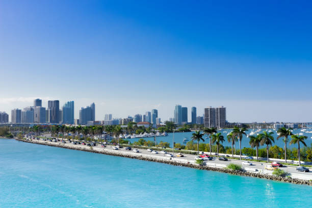 майами, макартур-кейвей, сша, флорида - road street florida miami florida стоковые фото и изображения