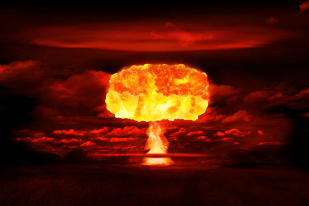 color de la bomba atómica explosión realista, rojo con humo sobre fondo negro - bomba atomica fotografías e imágenes de stock