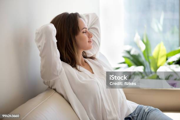 Relajado Mujer Descansar Respirando Aire Puro En Casa En El Sofá Foto de stock y más banco de imágenes de Mujeres