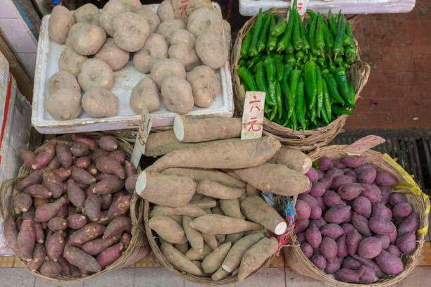 radici di patate - raw potato farmers market market stall vegetable foto e immagini stock