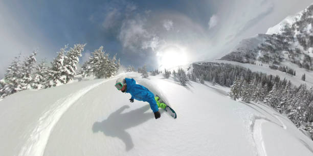360, overcapture, 3d: awesome pro snowboarder koleś jeździ świeżym śniegiem poza stokiem. - skiing winter sport powder snow athlete zdjęcia i obrazy z banku zdjęć