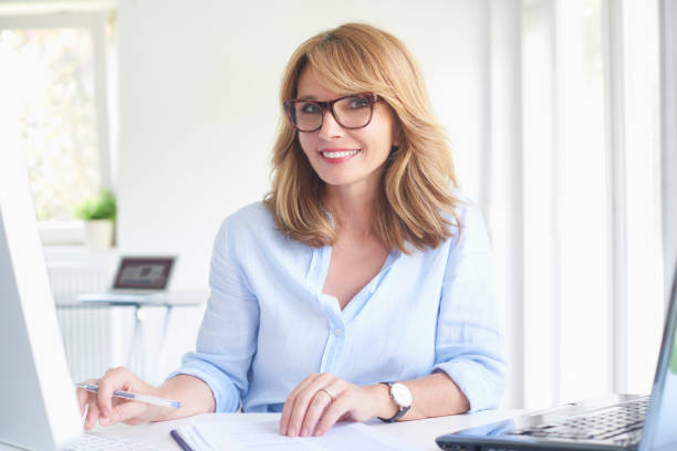 istock Businesswoman working at modern office 994259184