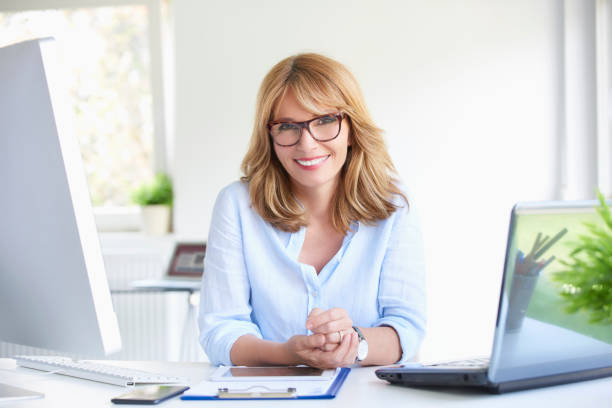 successful businesswoman working at modern office - multi tasking efficiency financial advisor business imagens e fotografias de stock