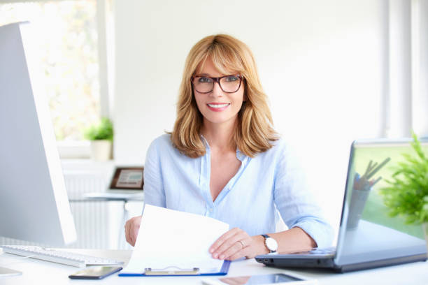 istock Businesswoman working at modern office 994259270
