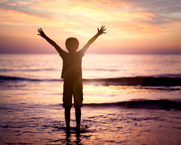 adoración y alabanza por el mar - arms raised arms outstretched sky human arm fotografías e imágenes de stock