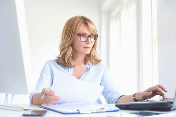 mulher profissional que trabalha no escritório - multi tasking efficiency financial advisor business - fotografias e filmes do acervo